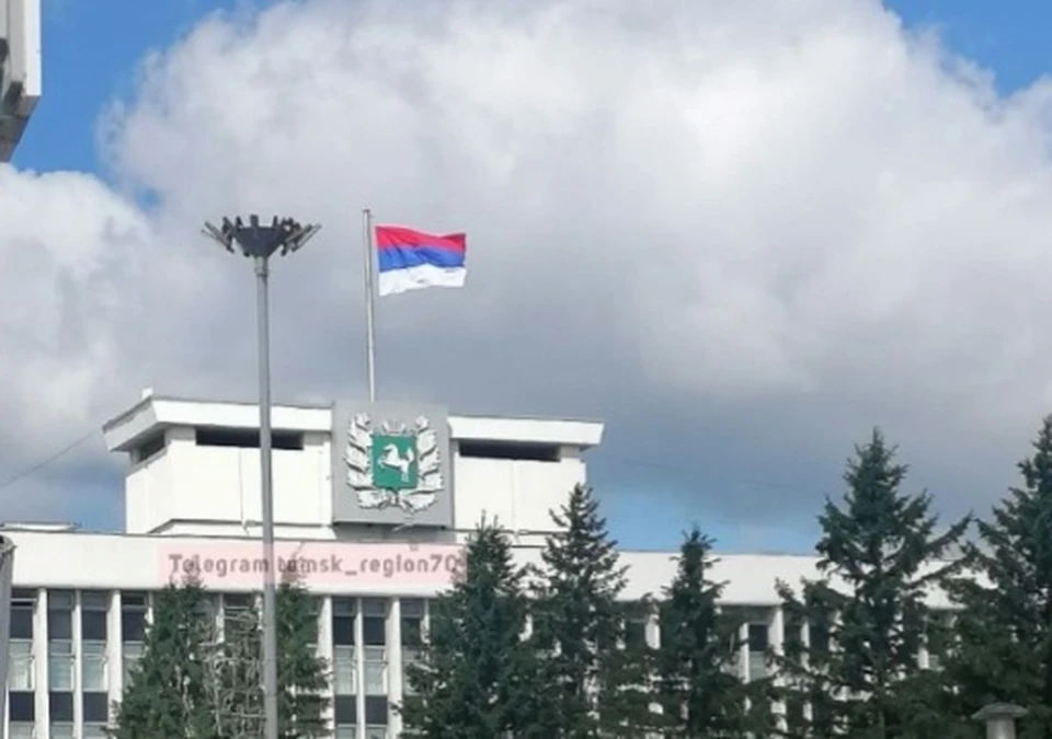 В Томске на здании администрации региона 1 июня повесили перевернутый флаг РФ. Фото: "Регион-70"