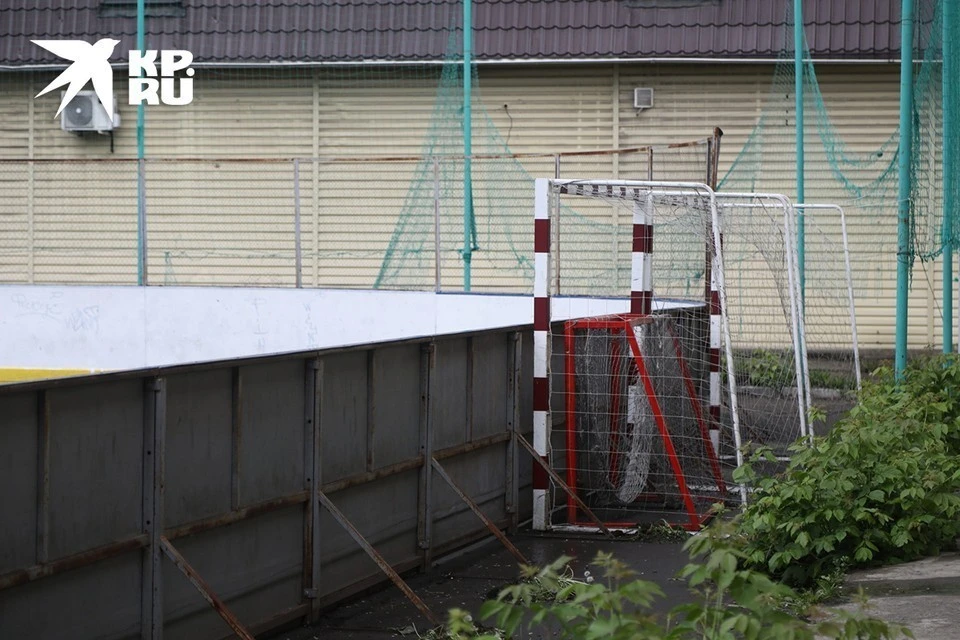 Ворота теперь находятся за пределами спортивной площадки