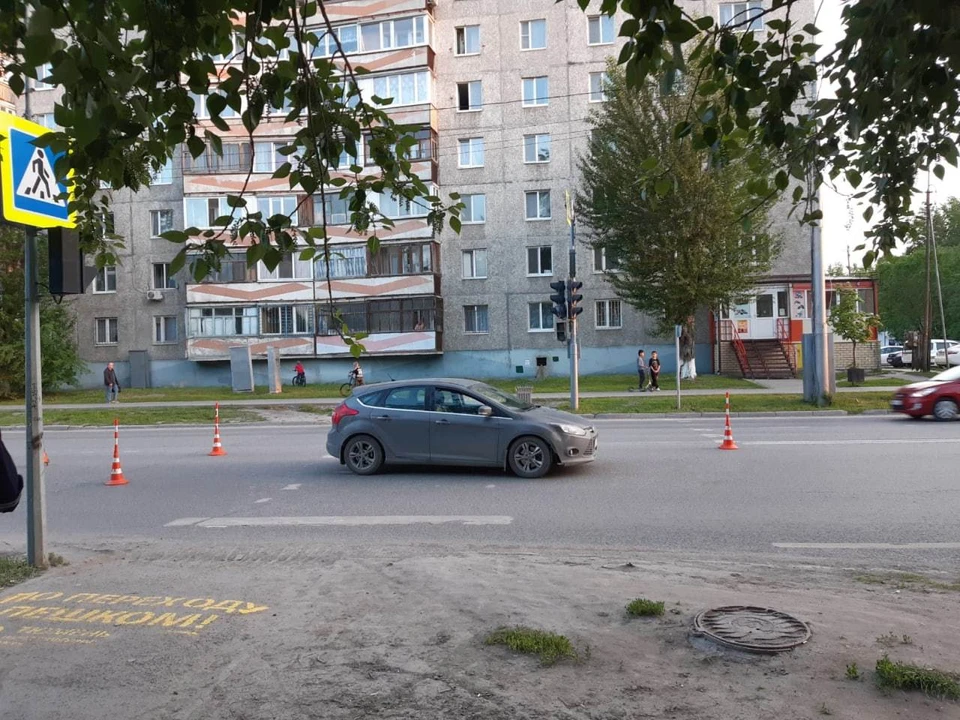 В Тюмени ослепленный солнцем водитель сбил школьника на зебре.