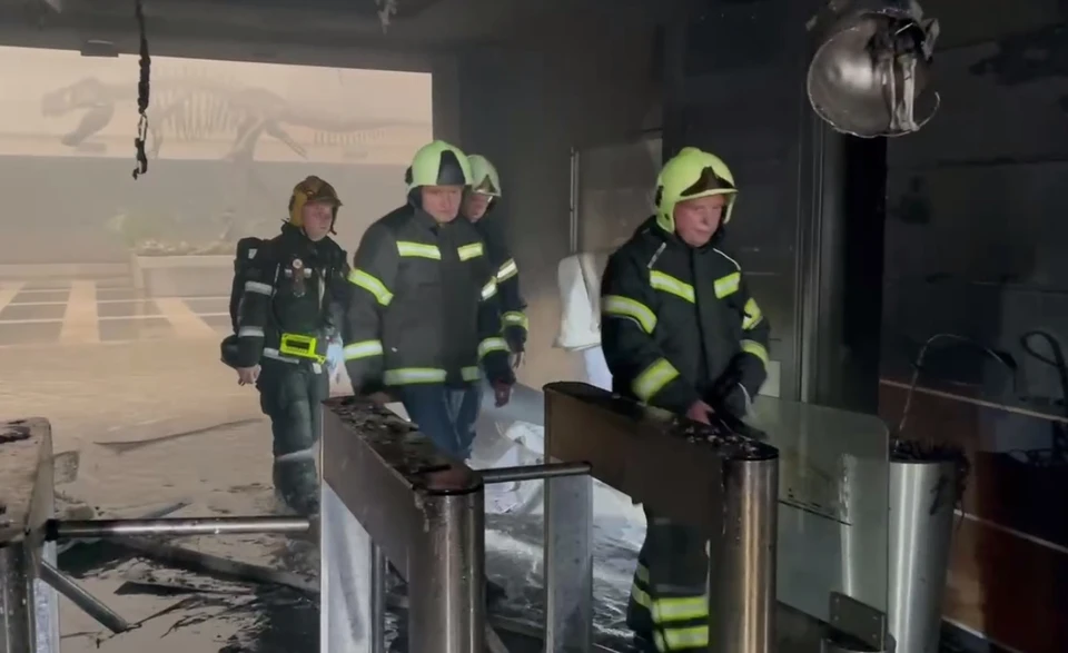 Пожарные обходят бизнес-центр.