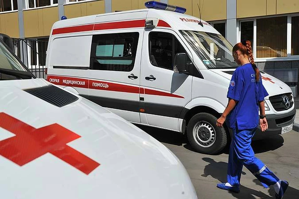"Скорая" увезла с места ЧП двух рабочих, но выжил только один.