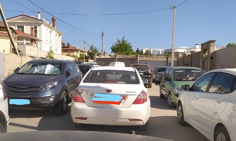 Приехать и уехать с пляжа непросто. Фото: паблик «Подслушано в Севастополе»