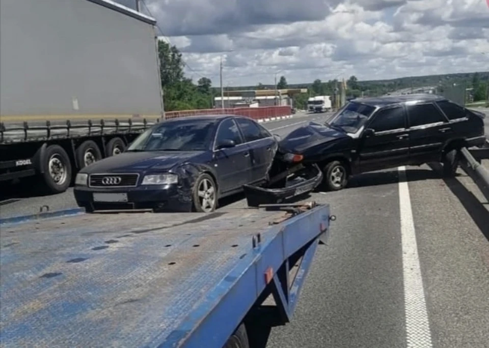 Два автомобиля столкнулись на трассе М-1 в Смоленской области. Фото: «Подслушано в Ярцево» ВКонтакте.