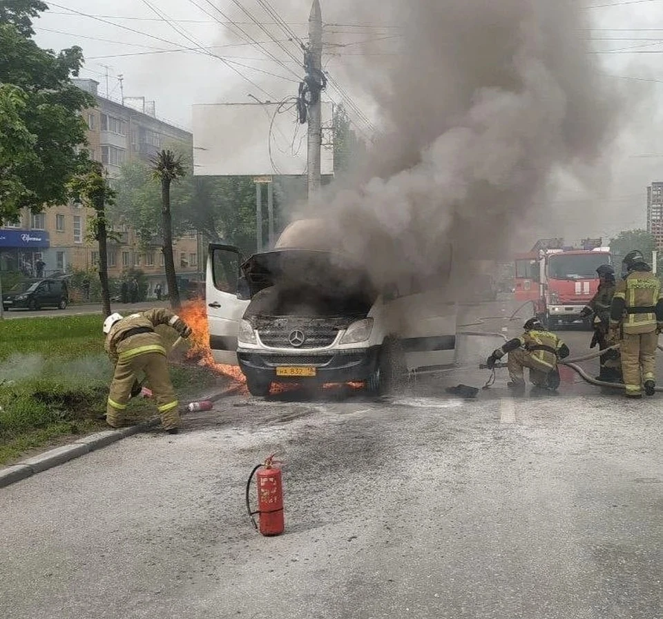 В Ижевске началась доследственная проверка по факту произошедшего сегодня возгорания микроавтобуса на улице Кирова. Фото: ГУ МЧС по УР