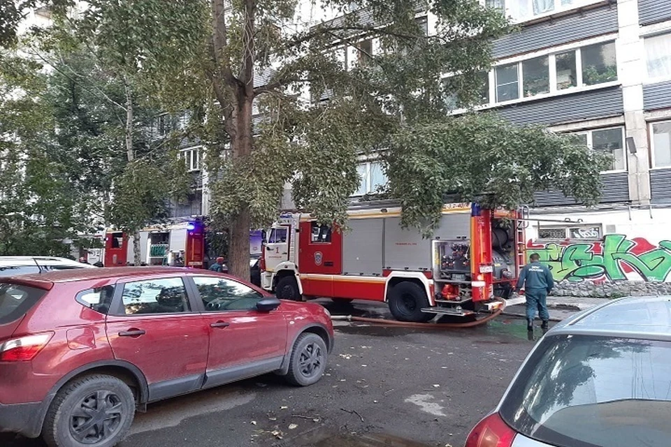 На место оперативно приехали четыре пожарные машины. Фото: ГУ МЧС по Свердловской области
