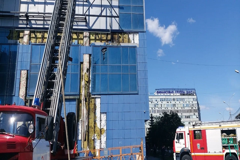 В Новосибирске к офисному зданию на Орджоникидзе съехались пожарные машины. Фото: ГУ МЧС по НСО.