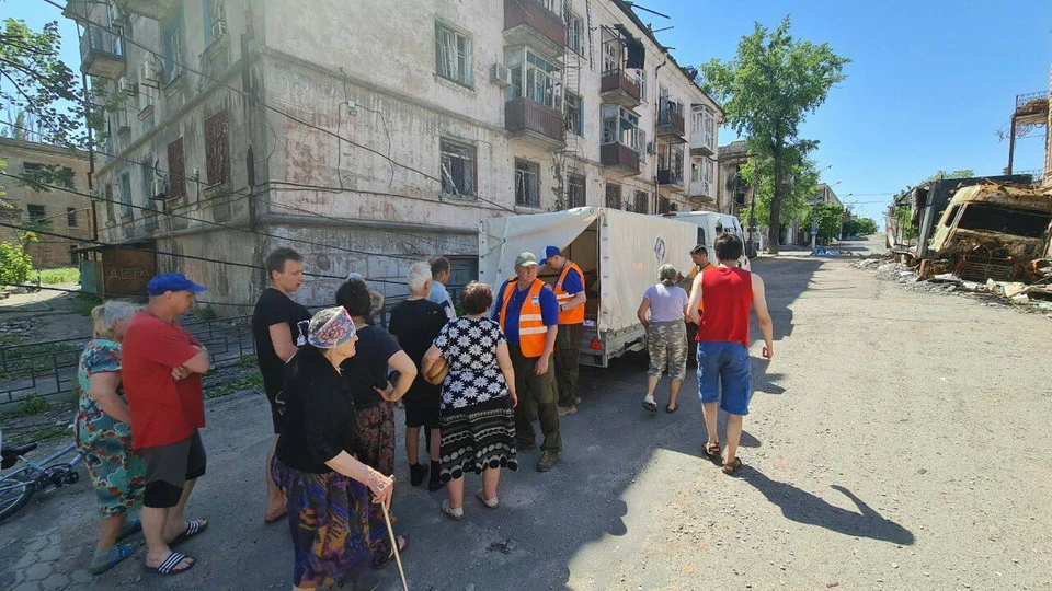 Югорские добровольцы накормили горячими обедами и чаем около 10 тысяч жителей ДНР Фото: telegram-канал "Югра официально"