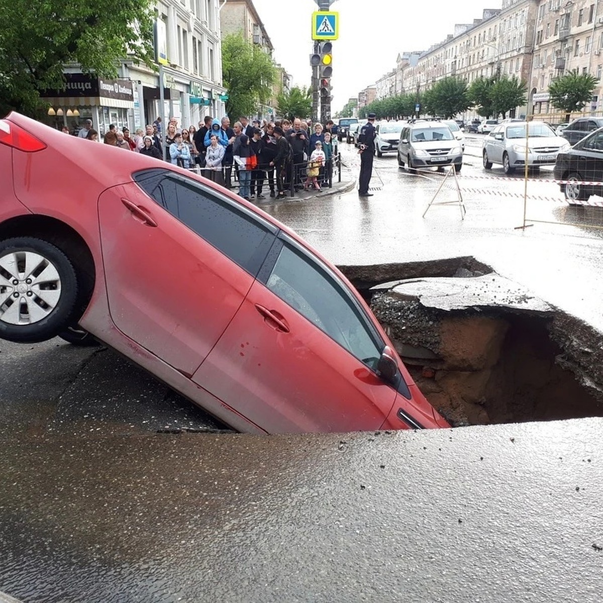 Последние новости Ижевска на утро 8 июня: 129 домов без горячей воды,  смерть во время застолья и момент падения автомобиля в провал - KP.RU