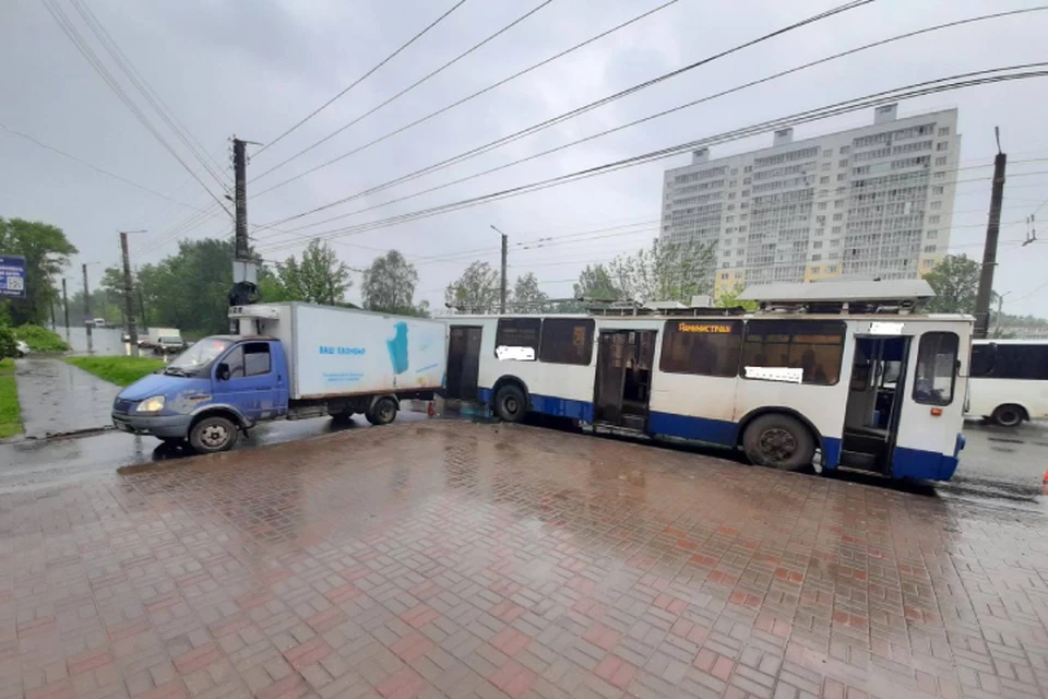 Машина двигалась задним ходом и врезалась в троллейбус, очевидно, не заметив его. Фото: Госавтоинспекция Кировской области