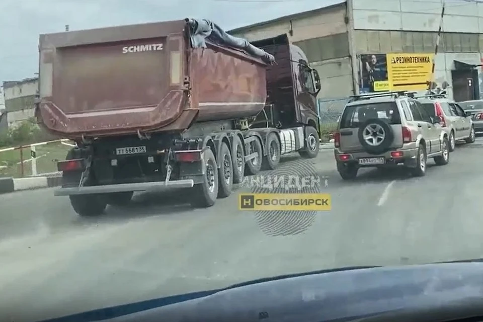 Большегруз пошел на обгон на железнодорожном переезде.