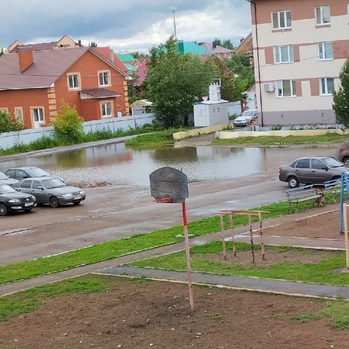 Ручьи вместо улиц и «уплывшие» грядки: на Башкирию обрушились аномальные  дожди - KP.RU