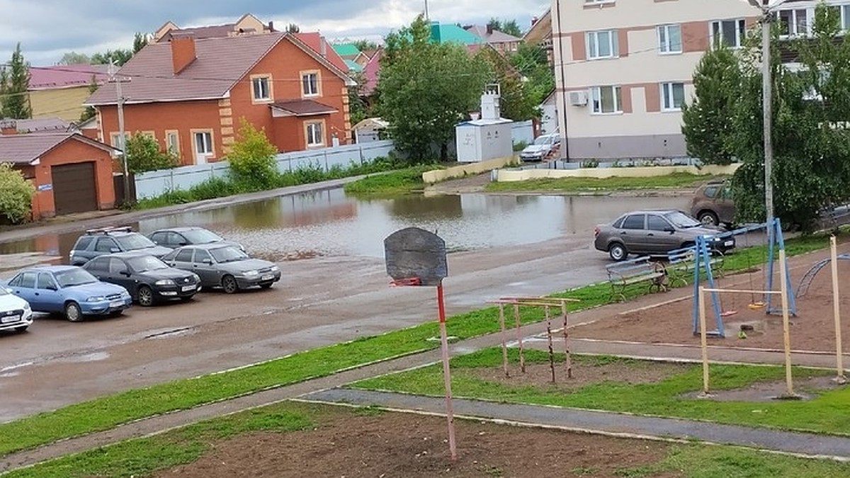 Ручьи вместо улиц и «уплывшие» грядки: на Башкирию обрушились аномальные  дожди - KP.RU