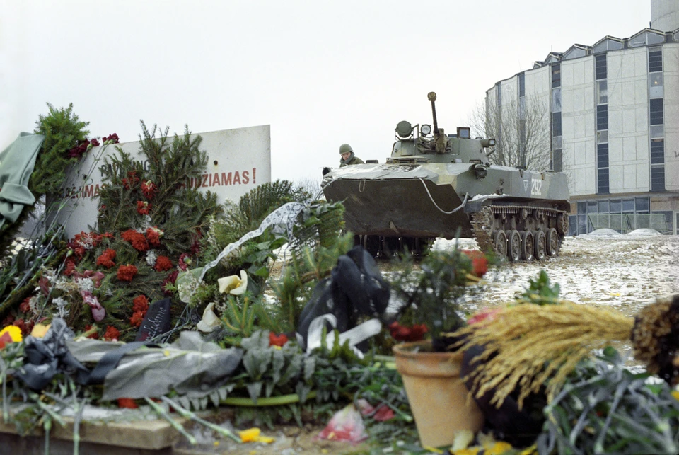 Бронетехника у телецентра Вильнюса в январе 1991 года. Фото Андрея Бабушкина /Фотохроника ТАСС/