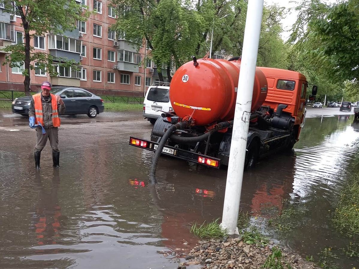 Из подъезда - в море: когда ливневки Благовещенска начнут справляться с  дождями? - KP.RU