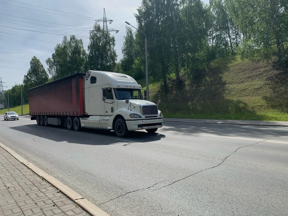 В Томске водители грузового транспорта начали жаловаться на запрет проезда по Коммунальному мосту в дневное время.