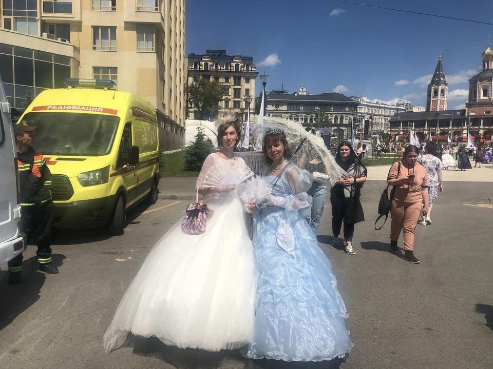Саратовцев встречали дамы Петровских времен