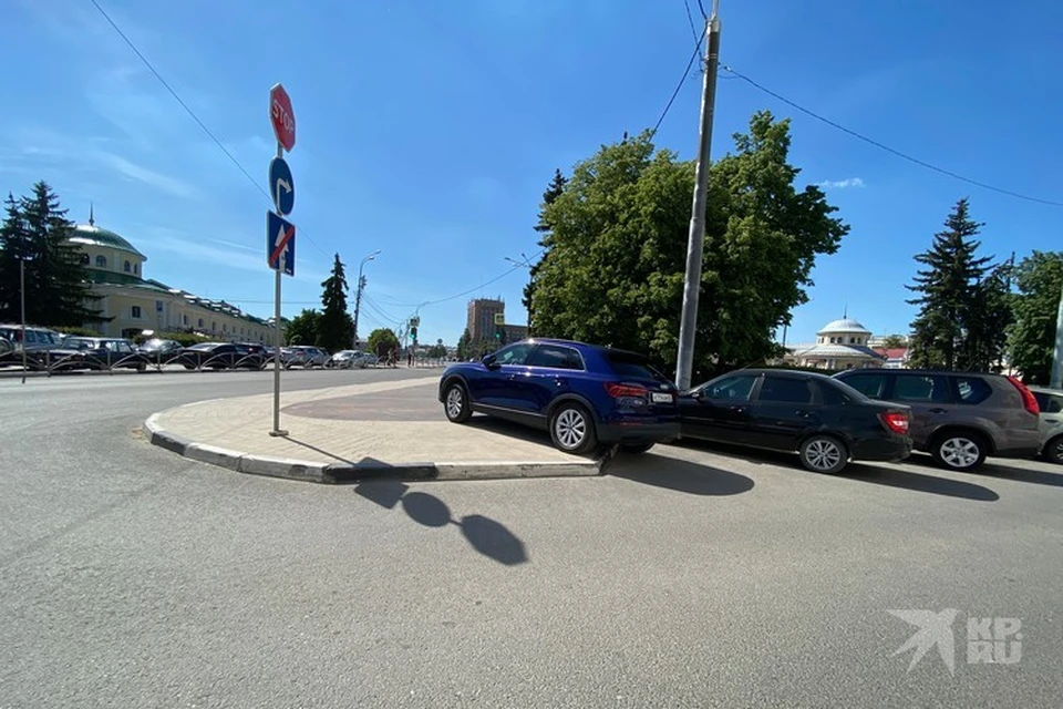 Иномарка заехала на пешеходную зону в самом центре Рязани.
