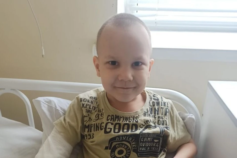 Мальчик проходит курс химиотерапии и переносит лечение очень тяжело