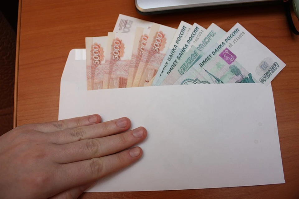 Житель Приморья подкупил полицейских ради водительских прав.
