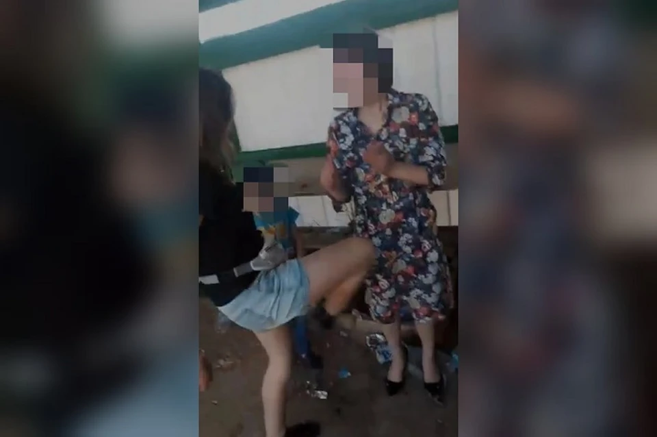 На помощь пострадавшей пришла ее сестра. Фото: социальная сеть «Вконтакте» сообщество «Инцидент Каменск-Уральский»
