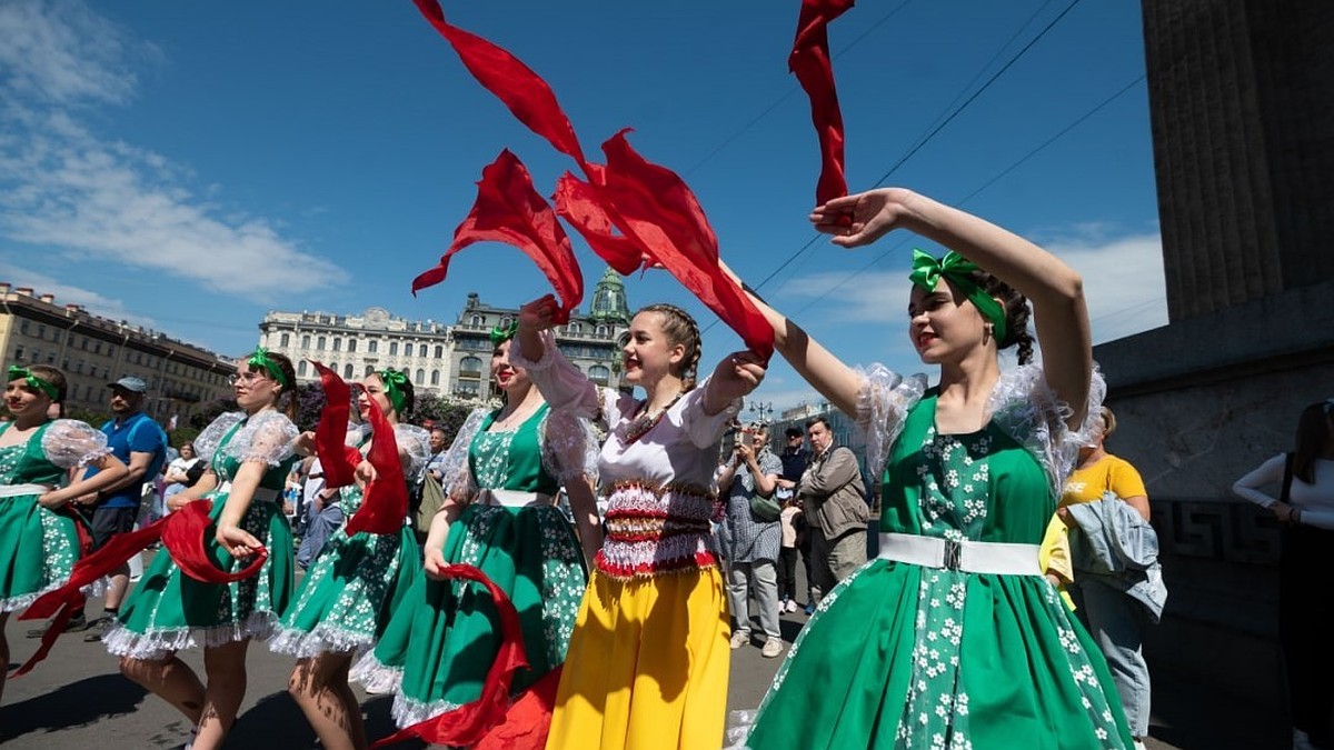 Праздник русской души: флэшмоб «Русь танцевальная» прошел в День России в  Петербурге - KP.RU