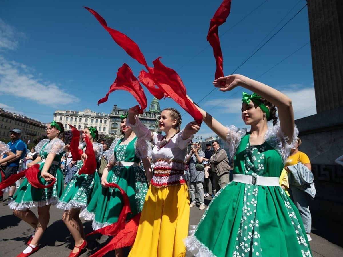 Праздник русской души: флэшмоб «Русь танцевальная» прошел в День России в  Петербурге - KP.RU