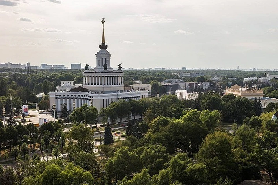 ВДНХ в Москве остался в наследие от СССР. Но его продолжают успешно использовать как торговую площадку. Фото: ТАСС