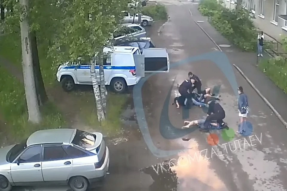 Активную женщину пришлось положить на асфальт вместе с ее спутниками. Скриншот с видео, группа "За Тутаев" ВКонтакте