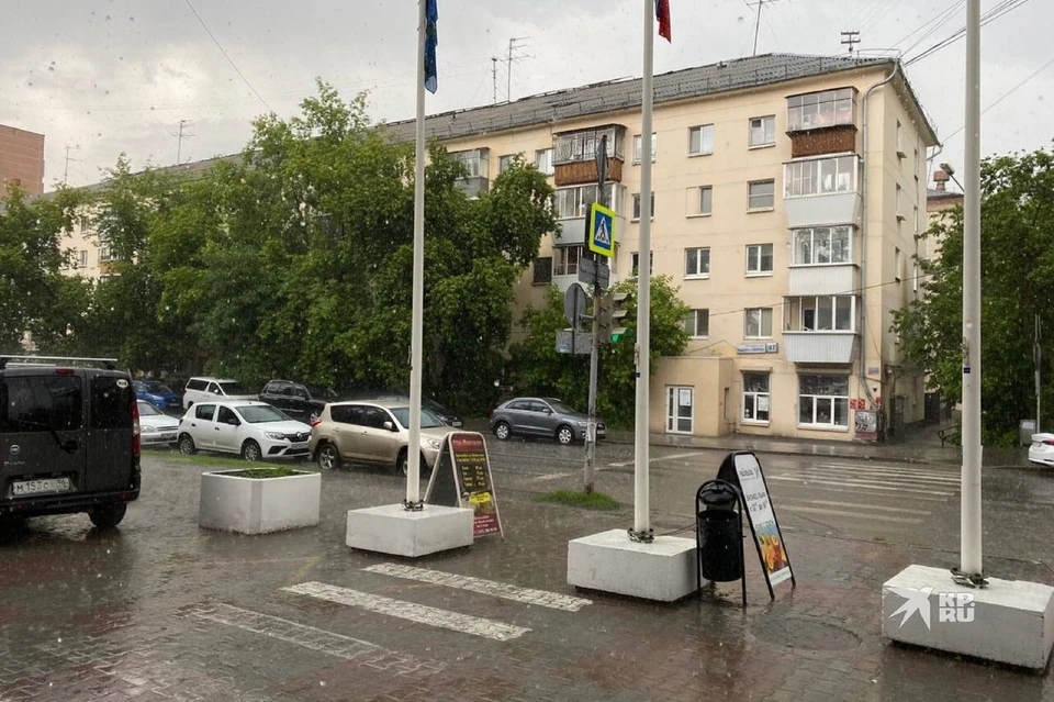 С неба доносились громкие раскаты грома