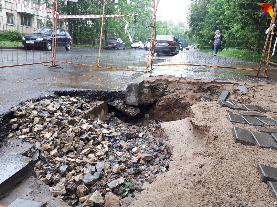 16 июня пользователи соцсетей выложили фотографию очередного провала в Ижевске.