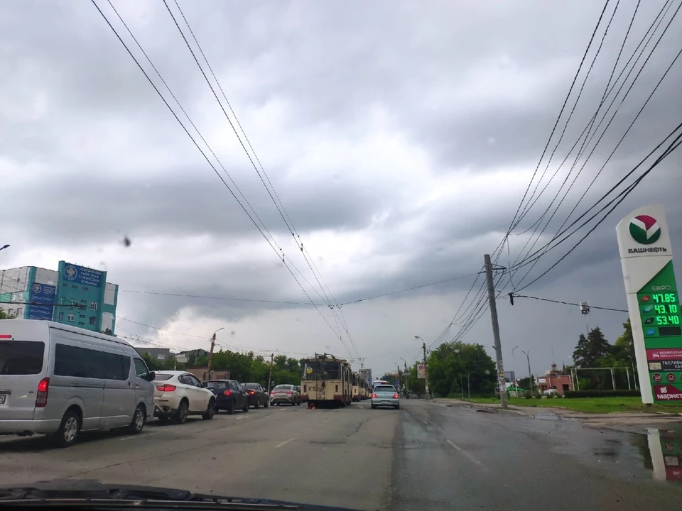 Троллейбусы ждут, пока починят провода. Фото: читатель КП-Челябинск