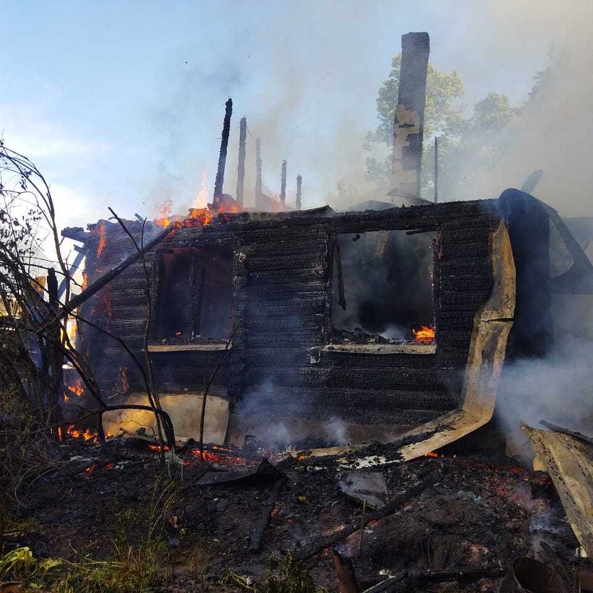 Во время пожара на озере Лебяжье в частном доме погиб человек - KP.RU