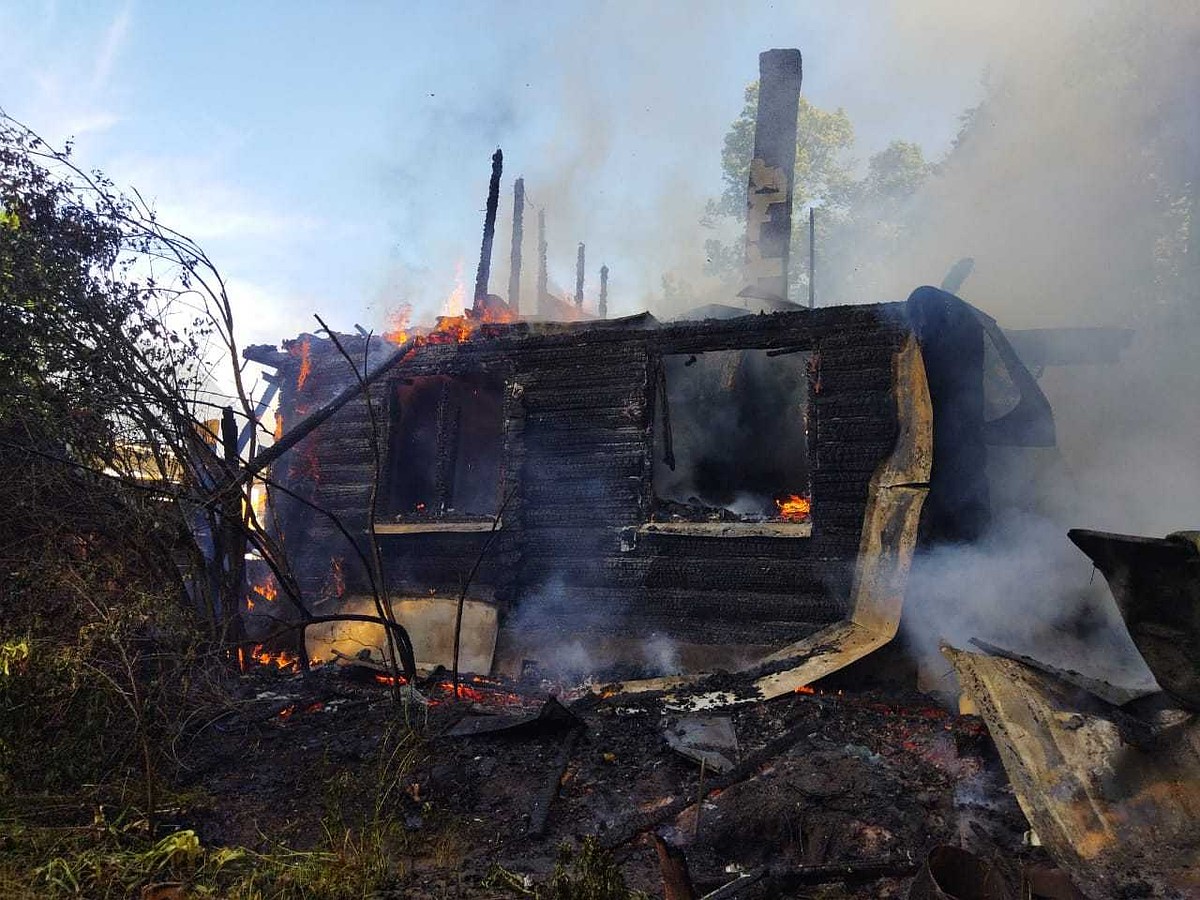 Во время пожара на озере Лебяжье в частном доме погиб человек - KP.RU