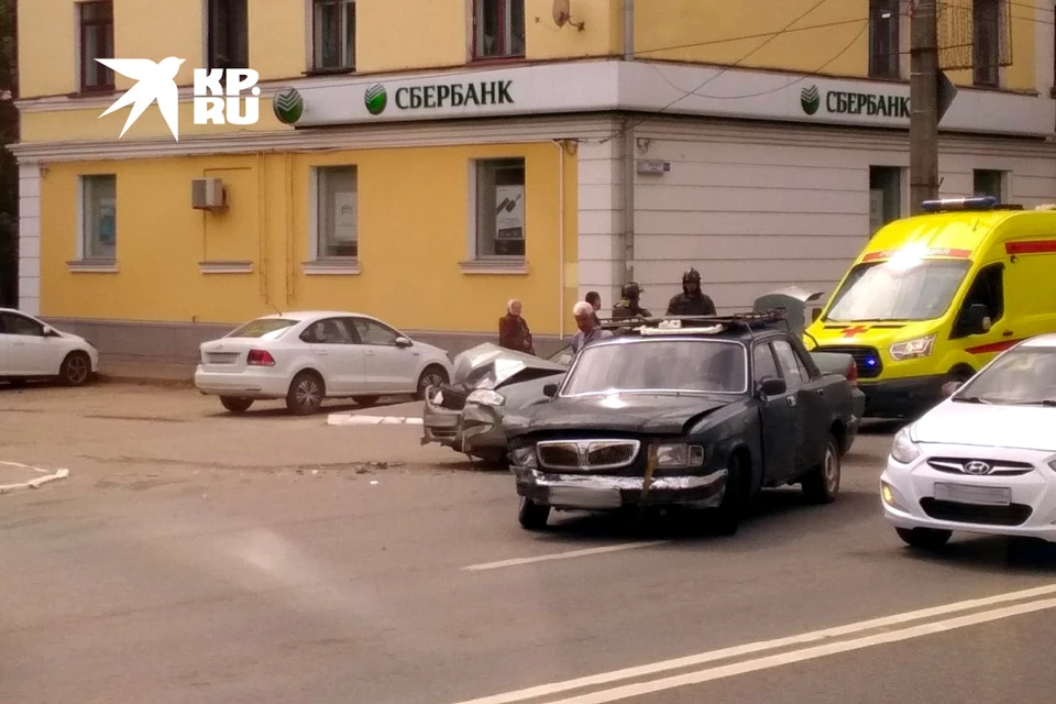 Ниссан и Волга на месте ДТП