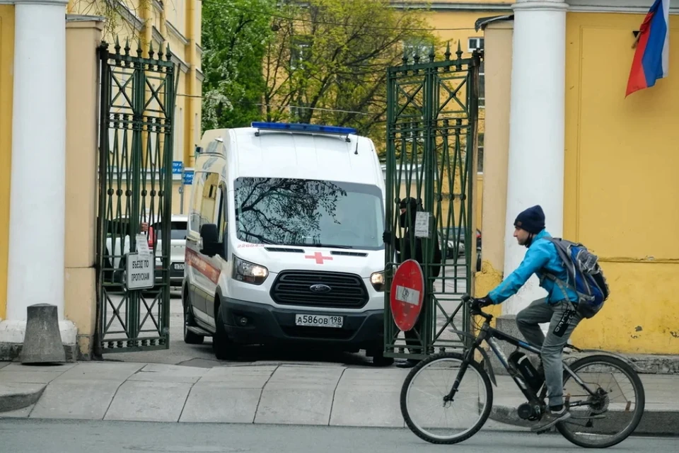 Незнакомец набросился с кулаками на девушку с электросамокатом на севере Петербурга.