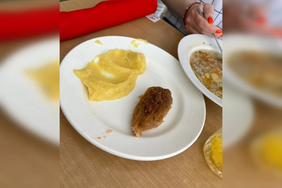 В школьной столовой подавали обед в грязных тарелках