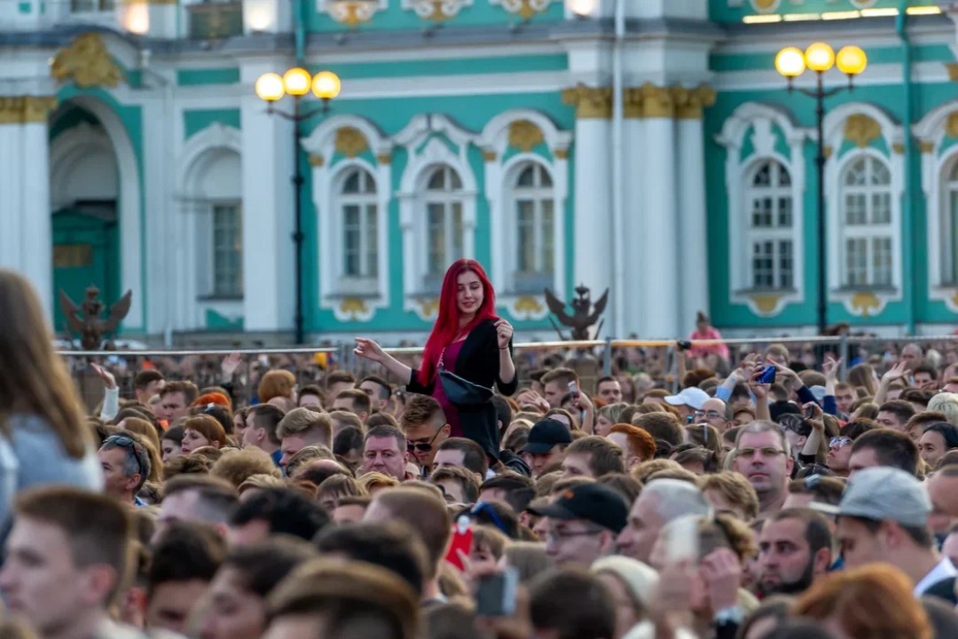 Население питера. Санкт-Петербург люди. Население СПБ 2022. Алые паруса в Питере толпы народу.