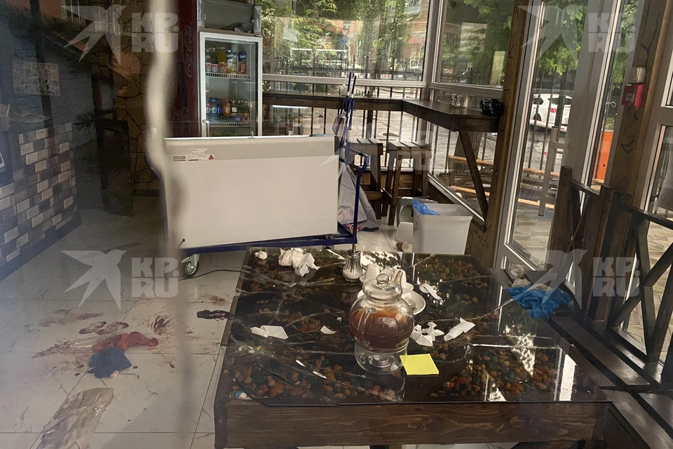 Разбитый стол и недопитый чай. И кровь, кровь, кровь: появились фото из кафе «Райский аппетит», где застрелили человека.
