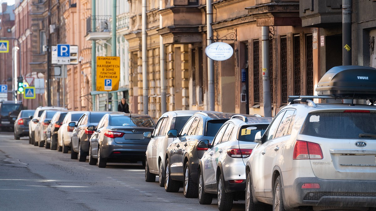 В новой зоне платной парковки в центре Петербурга появилась дорожная  разметка - KP.RU