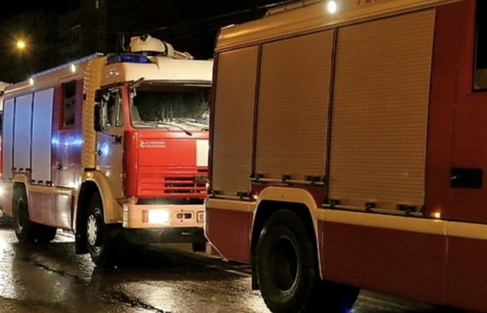 Автомобиль Nissan сгорел ночью на улице Попова в Смоленске. Фото: пресс-служба ГУ МЧС по Смоленской области.