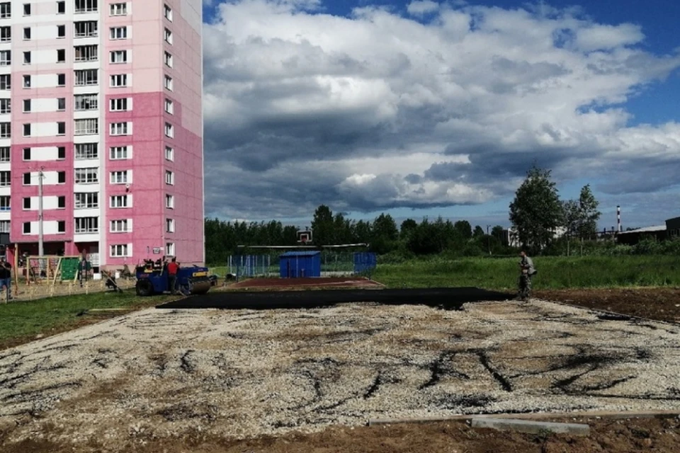 Рабочие уже асфальтируют площадку. Фото: admkirov.ru