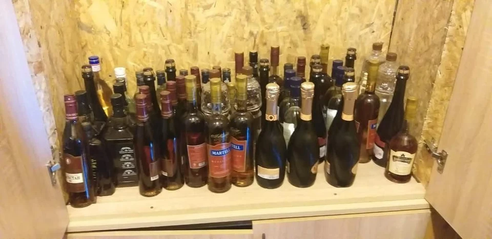 В ассортименте были водка, коньяк, виски известных брендов по цене от 170 до 250 рублей за бутылку. Фото из телеграм-канала полиции Воронежской области.
