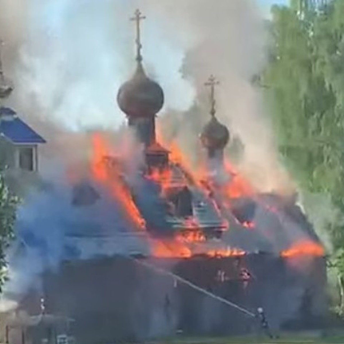 В Петербурге в Осиновой Роще вспыхнул храм святителя Василия Великого -  KP.RU