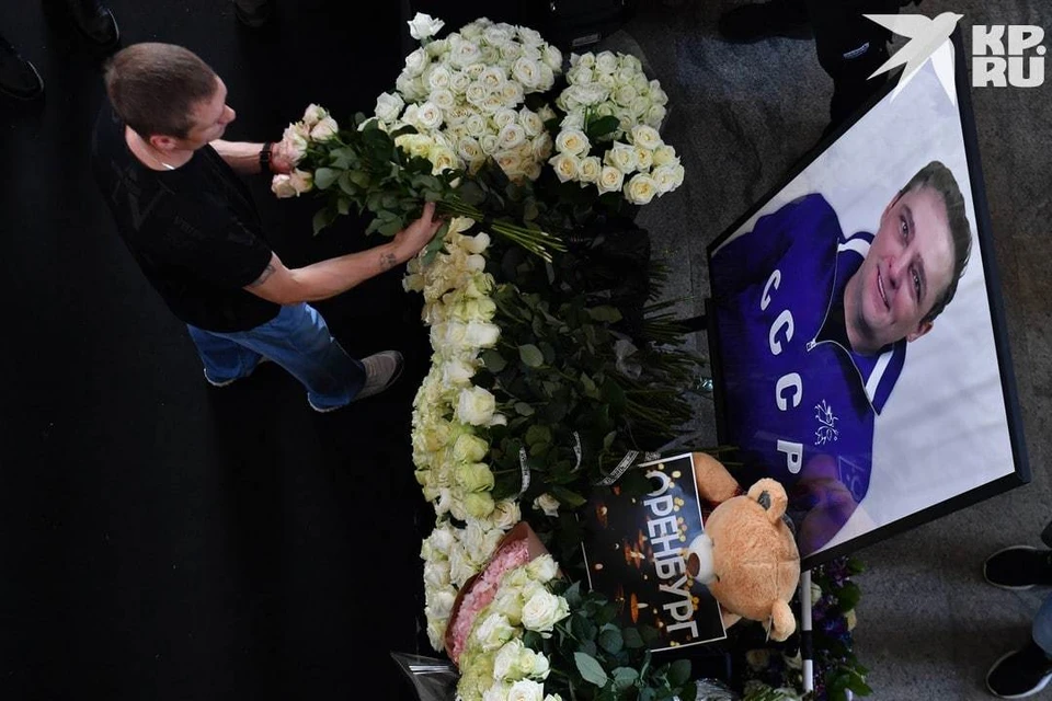 Поклонник Юрия Шатунова прислал на похороны певца грузовик цветов