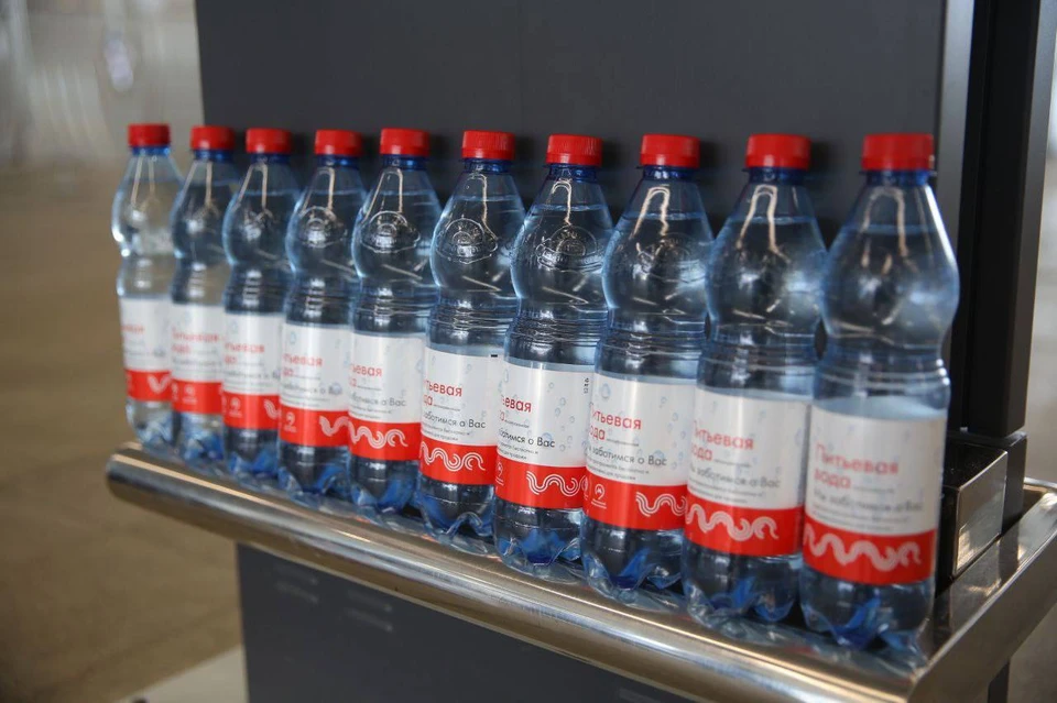 Бесплатную воду начали раздавать на 18 станциях метро и МЦК в Москве.