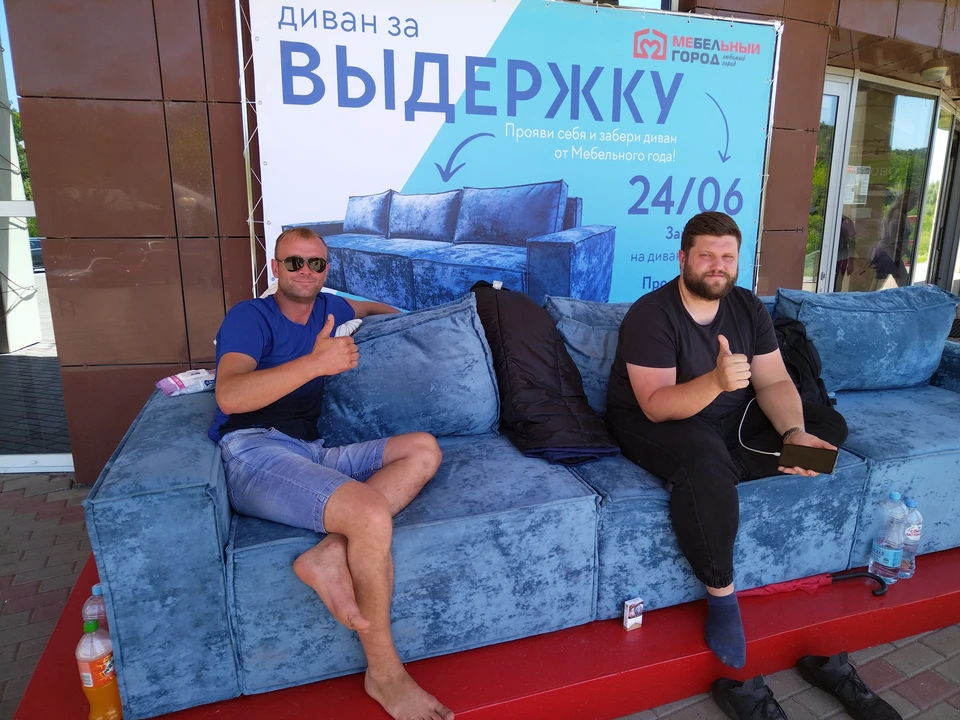 Неуступчивые белгородцы продолжают борьбу за диван. Фото Владимира НОСОВА.