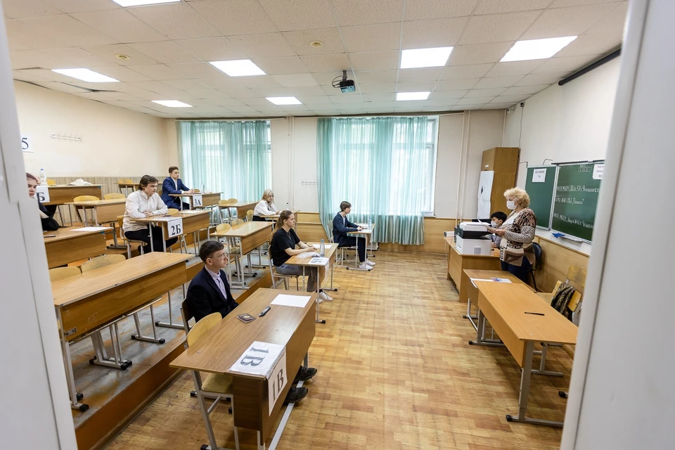На экзаменах запрещено пользоваться шпаргалками и сотовым телефоном.