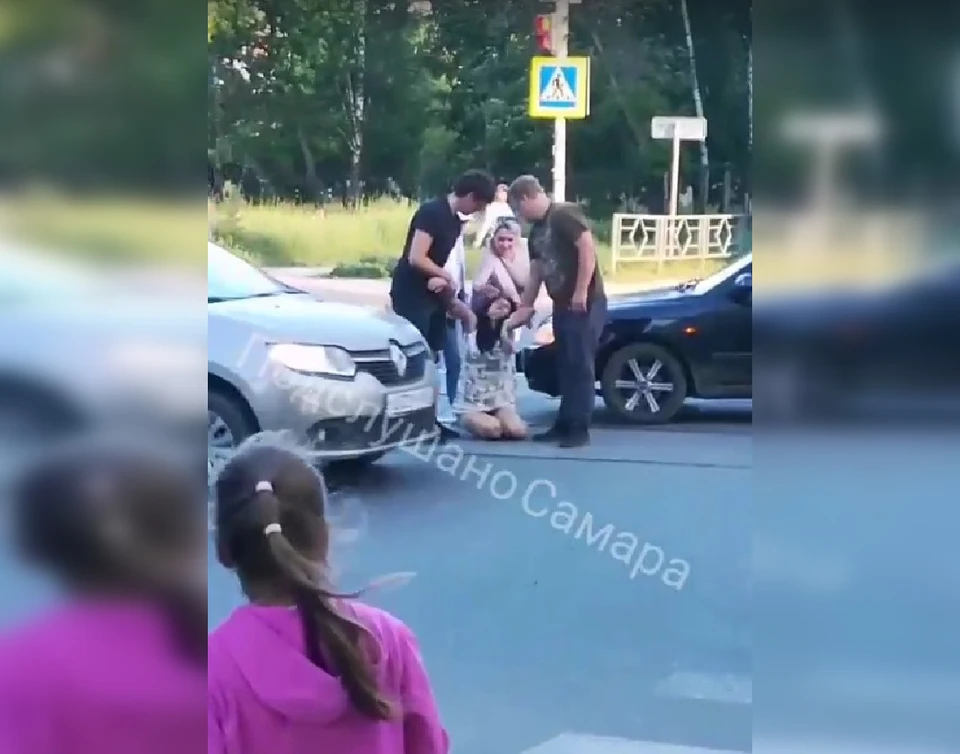 Прохожие пытались успокоить горожанку, но тщетно