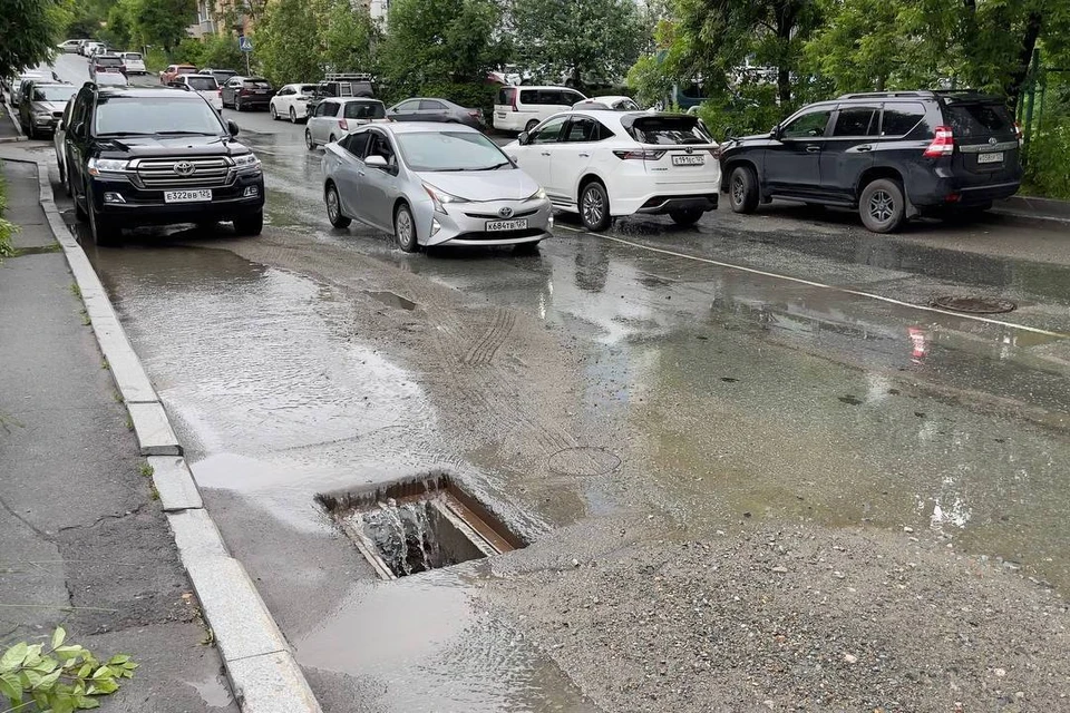 Во время ливня затопило многие улицы.