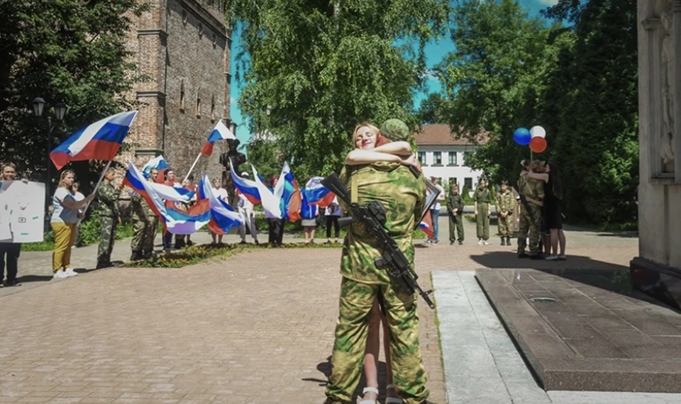 Сотрудники Росгвардии вернулись из зоны спецоперации на Украине в Смоленск. Фото: страница губернатора Алексея Островского в соцсетях.